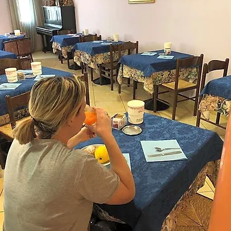 Victoria Hotel 3*